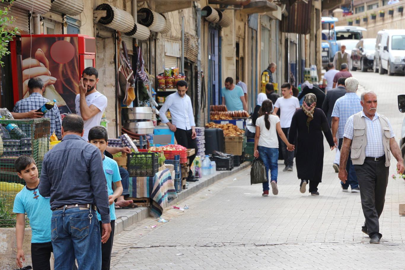 Mardin’in tarihi çarşılarında yaşanan Ramazan bereketi, uzun süredir durgunluk yaşayan esnafın yüzünü güldürdü.

